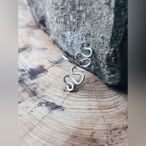 Vintage Artisan Silver Wave Statement Ring - Picture 7 of 8